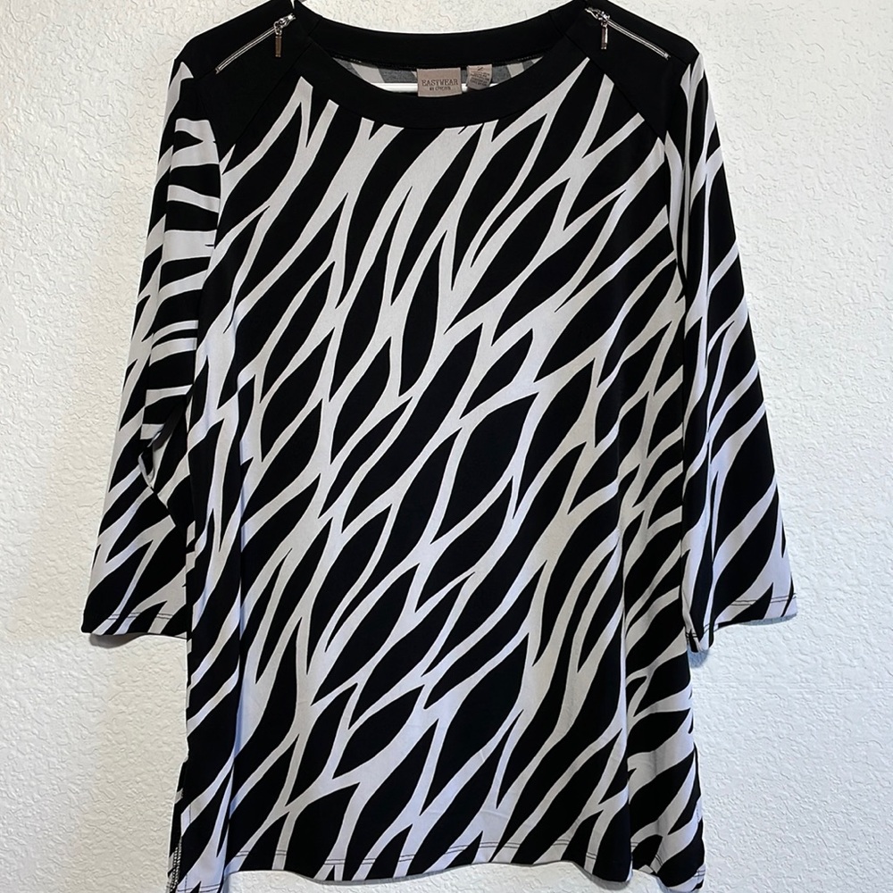 Chico’s Easywear black and white 3/4 sleeve top, size 2 or 12